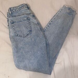 Junior’s Washed Mid-Waisted Ripped Straight Leg Jeans. Size 5
